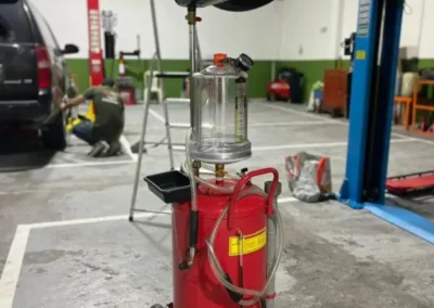 Servicio técnico de cambio de fluidos y recolección de residuos profesional en Taller Premium