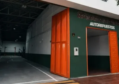 Fachada y entrada de vehiculos y cliente en Taller Premium Yopal